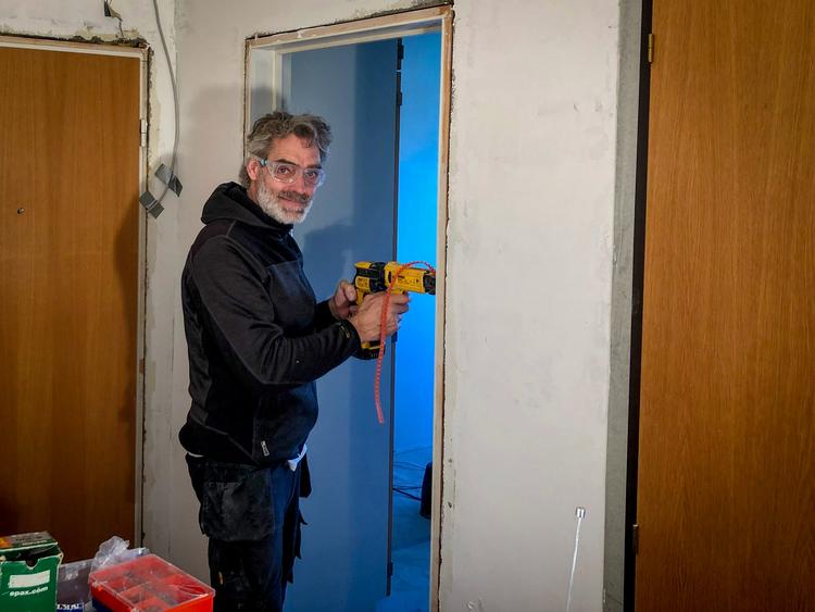 Lange dage i den 70 kvadratmeter store lejlighed i Risskov, som Anders Højlund skal have gjort færdig, inden sæsonen og Vesterhavets bølger kalder i Klitmøller.  