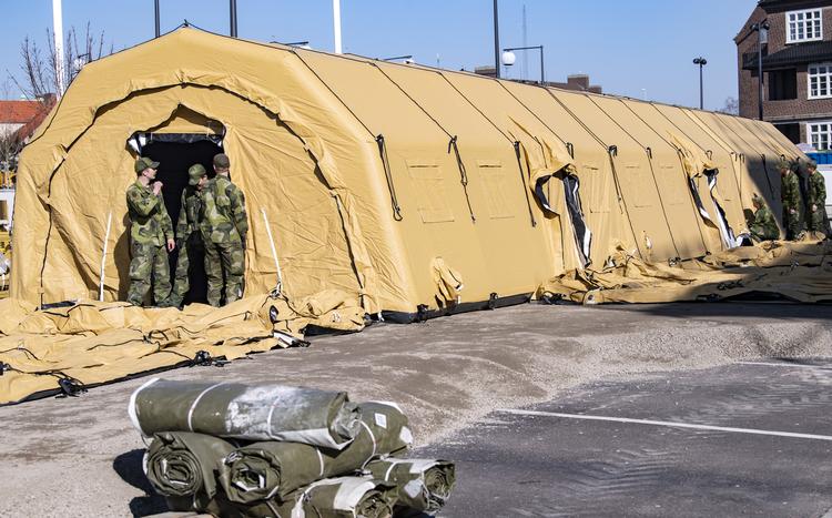 Personer fra bl.a. militæret arbejder på at få en afdeling til coronapatienter op at stå udenfor sygehuset i Helsingborg. Foto: 50090 Johan Nilsson/tt/Ritzau Scanpix