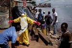    En positiv nyhed fra det centrale Afrika: Sygdommen ebola er tæt på at være under kontrol i Den Demokratiske Republik Congo. På dette billede fra Sierra Leone i 2014 bliver en Røde Kors-ansat desinficeret efter ebolakontakt Foto: Mads Nissen/POLFOTO