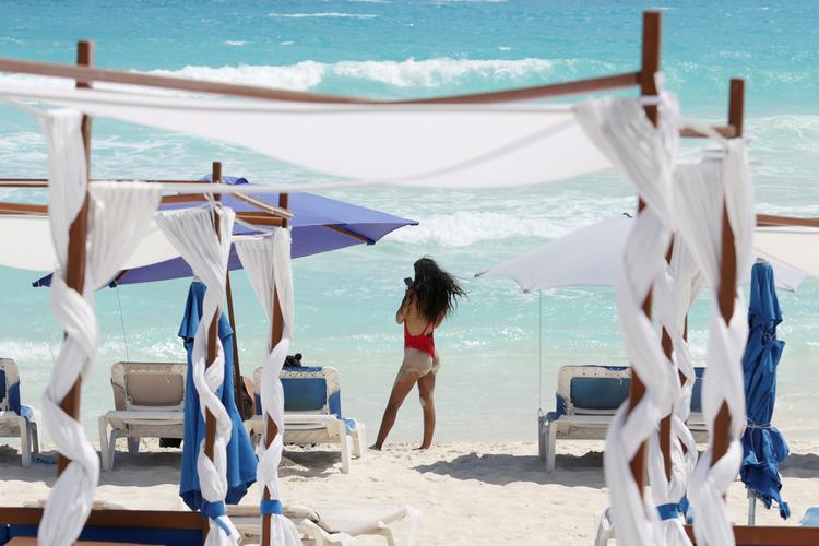 Turister på stranden i Cancun i Mexico. Foto: Jorge Delgado/Ritzau Scanpix