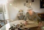 Ole Ebbesen Nielsen og Louise Bommelund er afskåret fra at være sammen med børnebørnene. Til gengæld er der god tid til at læse og og fordybe sig i slægtsforskning og oprydning af gamle billeder fra hendes familie.  Foto: Mads Nissen/POLFOTO