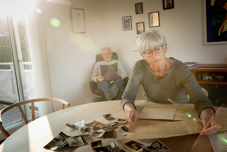 Ole Ebbesen Nielsen og Louise Bommelund er afskåret fra at være sammen med børnebørnene. Til gengæld er der god tid til at læse og og fordybe sig i slægtsforskning og oprydning af gamle billeder fra hendes familie.  Foto: Mads Nissen/POLFOTO