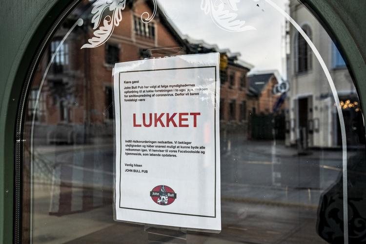 Coronakrisen har ramt danske virksomheder og forretninger hårdt. Organisationen Dansk Industri skal mandag mødes med regeringen og resten af arbejdsmarkedets parter for at drøfte forbedringer af lønkompensationsordningen. Foto: Henning Bagger/Ritzau Scanpix