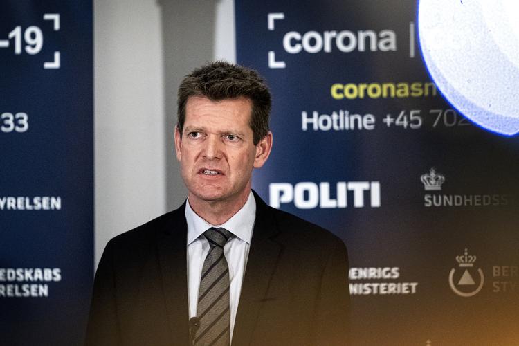     Her er Sundhedsstyrelsens direktør, Søren Brostrøm, inden han klippede sig selv. Foto: Ida Guldbæk Arentsen/Ritzau Scanpix