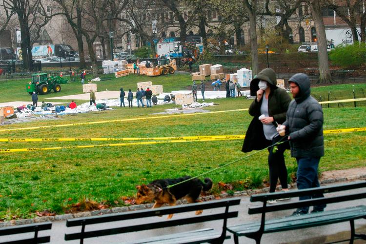 I Central Park på Manhatten i New York City bygger Mount Sinai West Hospital midlertidige hospitalsbygninger inde i selve parken for at kunne huse et rykind af coronapatienter. Foto: Kena Betancur/Ritzau Scanpix