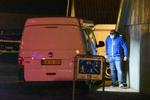 49-årig kvinde er anholdt og sigtet for drab på en 62-årig mand, som søndag aften blev fundet død i Vædderens Kvarter i Esbjerg, oplyser politiet i en pressemeddelelse. Her ses politiets teknikere på gerningsstedet. Foto: Per Øxenholt/Ritzau Scanpix