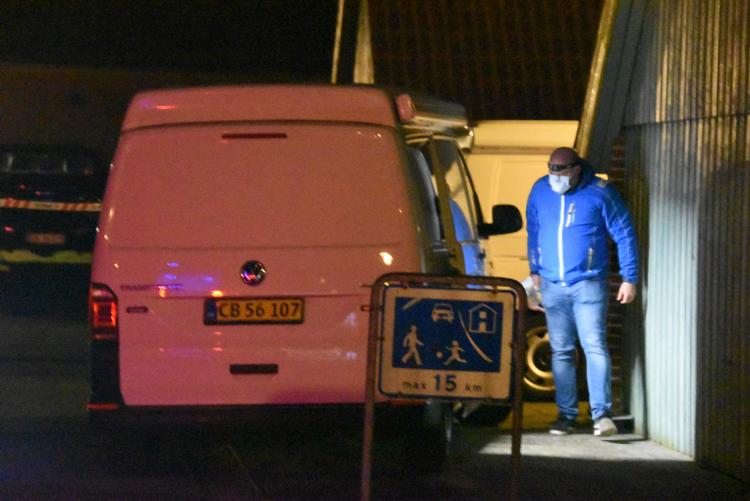 49-årig kvinde er anholdt og sigtet for drab på en 62-årig mand, som søndag aften blev fundet død i Vædderens Kvarter i Esbjerg, oplyser politiet i en pressemeddelelse. Her ses politiets teknikere på gerningsstedet. Foto: Per Øxenholt/Ritzau Scanpix