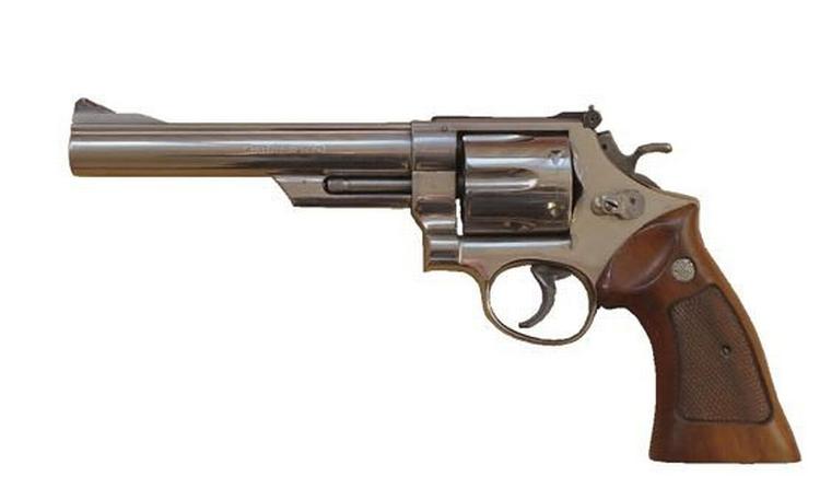  Denne  Smith & Wesson Magnum-pistol er blandt de stjålne James Bond-håndvåben i London. Politiet mener, at der vil være folk i offentligheden der genkender dem. De er fremstillet specifikt til filmene.    Foto: Metropolitan Police/Ritzau Scanpix