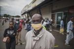 En ældre mand i Soweto i Sydafrika har dækket sit ansigt med en maske. Afrika kan blive hårdt ramt af coronavirussen, spår FN's største udviklingsorganisation, UNDP. Foto: Marco Longari/Ritzau Scanpix
