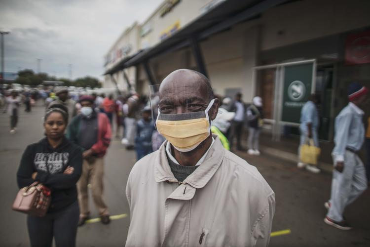 En ældre mand i Soweto i Sydafrika har dækket sit ansigt med en maske. Afrika kan blive hårdt ramt af coronavirussen, spår FN's største udviklingsorganisation, UNDP. Foto: Marco Longari/Ritzau Scanpix