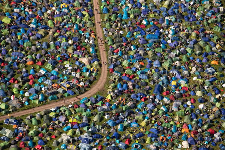 Luftfoto af Glastonbury, Somerset, der var blandt de første  britiske musikfestivaler til at melde corona-aflyst.  Nu er yderligere tre store festivaler aflyst, All Points East, Parklife og Lovebox. (Foto: Aaron Chown/Ritzau Scanpix) Foto: Aaron Chown/Ritzau Scanpix