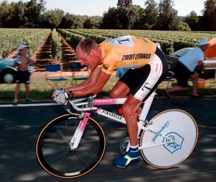 Bjarne Riis på 20. etape af Tour de France 1996. Jan Ullrich vandt enkeltstarten, men Riis beholdt den samlede føring. Foto: Peter Dejong/Ritzau Scanpix