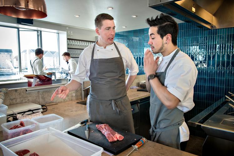 Torsten Vildgaard (t.v.) har arbejdet som René Redzepis højre hånd på Noma og drevet michelin-restauranten Studio.  Nu laver han takeaway for en kort periode. Foto: Lars Krabbe/POLFOTO