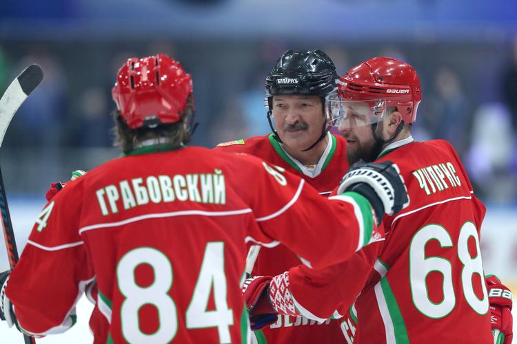 Hvideruslands præsident, Aleksandr Lukasjenko (med sort hjelm) under en ishockeykamp 28. marts i Minsk  Foto: Belta/Ritzau Scanpix