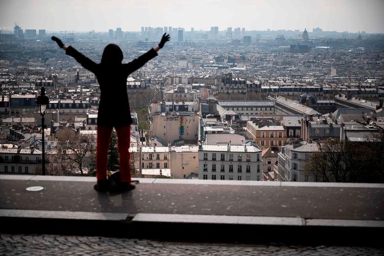    En kvinde ser ud over Paris fra Montmartre. Men mange kvinder bliver holdt inde af voldelige mænd, og stadig færre kontakter politiet i tilfælde af vold fra ægtemænd og kærester. Nu tager regeringen forholdsregler som i Spanien.  Foto: Lionel Bonaventure/Ritzau Scanpix