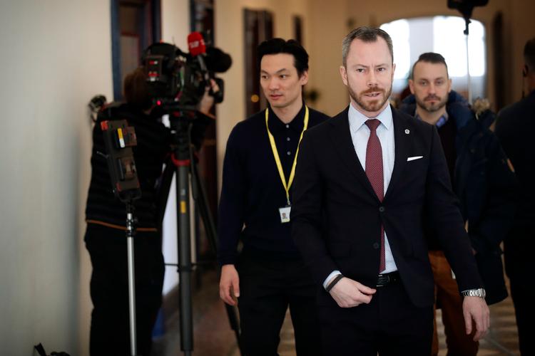 »Der skal mere til,« lyder det fra Venstres formand Jakob Ellemann-Jensen, efter regeringen og arbejdsmarkedets parter mandag præsenterede en aftale om højere lønkompensation til hjemsendte medarbejdere. Foto: Jens Dresling/POLFOTO