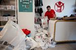 Red Barnet har indtil videre har hjulet 500 udsatte familier på landsplan under coronakrisen. Bl.a. med online lektiehjælp, indkøb samt levering af krea-poser til børnene, som er dem, der pakkes i genbrugsbutikken.
Nicklas Godske Herr er frivillig og var mandag aften med til at pakke 120 poser.

 Foto: Andreas Merrald/POLFOTO