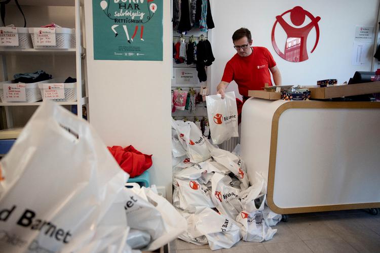Red Barnet har indtil videre har hjulet 500 udsatte familier på landsplan under coronakrisen. Bl.a. med online lektiehjælp, indkøb samt levering af krea-poser til børnene, som er dem, der pakkes i genbrugsbutikken.
Nicklas Godske Herr er frivillig og var mandag aften med til at pakke 120 poser.

 Foto: Andreas Merrald/POLFOTO