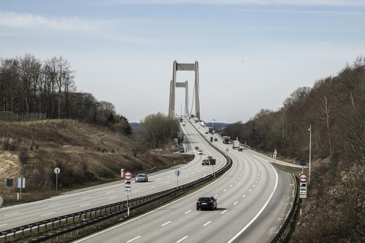 Der er langt mellem bilerne på Lillebæltsbroen. Antallet af biler på de danske veje er halveret, men lastbilstrafikken kører på fuld damp.   Foto: Jens Hartmann Schmidt/POLFOTO
