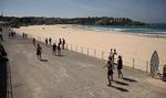 En meget tom Bondi Beach ses her 22. marts. Det er et populært turiststed i Sydney -  smittede backpackere kan have spredt det i hele lokalsamfundet. Foto: Peter Parks/Ritzau Scanpix