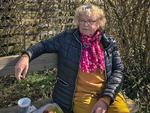 Margit Jessing og hendes mand går hver dag en tur ofte til en bænk ved Slotsbanken i Ribe. Her spiser de madpakken og deler en øl. 

 Foto: Jørgen Høiberg