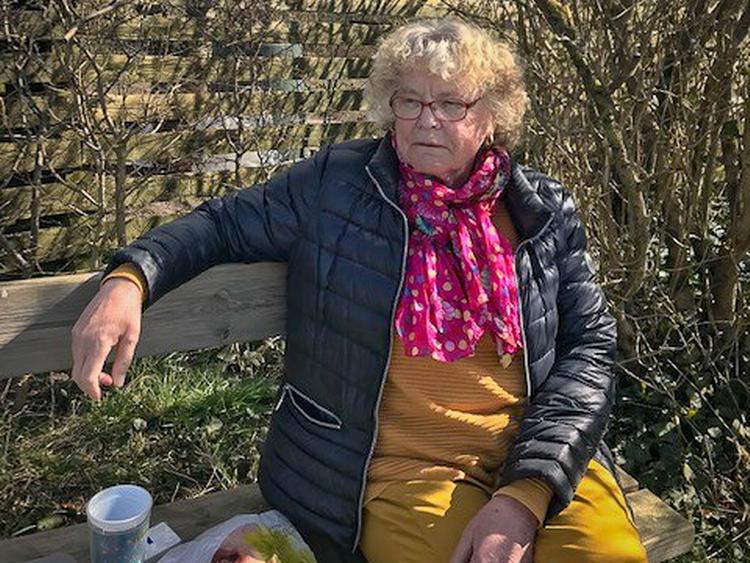 Margit Jessing og hendes mand går hver dag en tur ofte til en bænk ved Slotsbanken i Ribe. Her spiser de madpakken og deler en øl. 

 Foto: Jørgen Høiberg