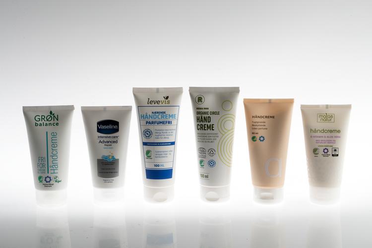     Det betaler sig at vælge et af de dyrere produkter, når du skal pleje dine sprittørre hænder. Foto: Peter Hove Olesen/POLFOTO