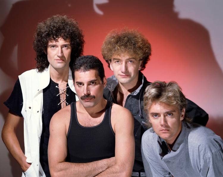 Briterne er under coronakrisen begyndt at høre mere til bandet Queen, end de plejer. Både 80'er-hittet »I Want To Break Free« og »Bohemian Rhapsody« fra 1975 er på listen over de sange, hvis popularitet er steget mest, siden Boris Johnson lukkede Storbritannien ned. Foto: Queen Productions Ltd/Ritzau Scanpix
