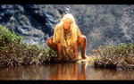Cro magnon-pigen Ayla vokser op hos neandertalerne, men ender alene. Indtil hun møder Jondalar med det svulmende lændeklæde. Darryl Hannah spillede Ayla i filmen 'Hulebjørnens klan' fra 1986.  Foto: Screendump