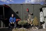     Per Abild nyder at slappe af i sin kolonihave på Amager, hvor han har adopteret vildkatten 'Kluns'.  Foto: Jens Hartmann Schmidt/POLFOTO