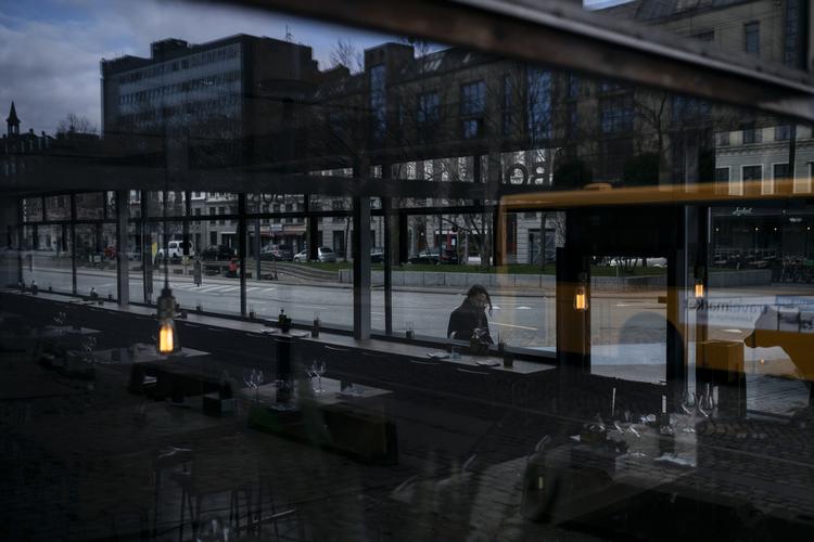 Hvordan lukker man det danske samfund op igen? Det er måske ikke så nemt, som det lyder. Politikerne vil da også gerne lade sundhedsmyndighederne tage taktstokken på den plan.  Foto: Mikkel Hørlyck/POLFOTO