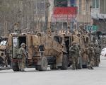 NATO-soldater undersøger et sted i Kabul, Afghanistan, hvor et angreb har fundet sted i marts i år. NATO-alliancen har været i krise, og det skal der nu rettes op på.  Foto: Mohammad Ismail/Ritzau Scanpix