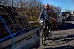 Der var lang kø foran Kirstinehøj Genbrugsplads i Kastrup, da de igen åbnede pladsen for deres brugere. Man måtte vente op til en halv time for at komme ind, hvad enten man var gående, på cykel eller i bil.   Foto: Jacob Ehrbahn/POLFOTO