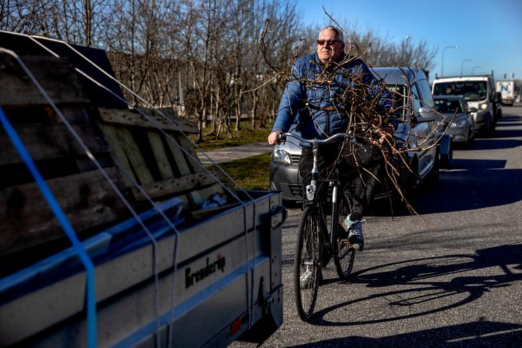 Der var lang kø foran Kirstinehøj Genbrugsplads i Kastrup, da de igen åbnede pladsen for deres brugere. Man måtte vente op til en halv time for at komme ind, hvad enten man var gående, på cykel eller i bil.   Foto: Jacob Ehrbahn/POLFOTO