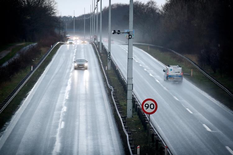 Biltrafikken er gået betydeligt ned under coronakrisen. I de politikredse, der har optalt uheldene, ser det ud til, at mængden er faldet. Men andre afviser, at der sker færre uheld. Foto: Jens Dresling/POLFOTO