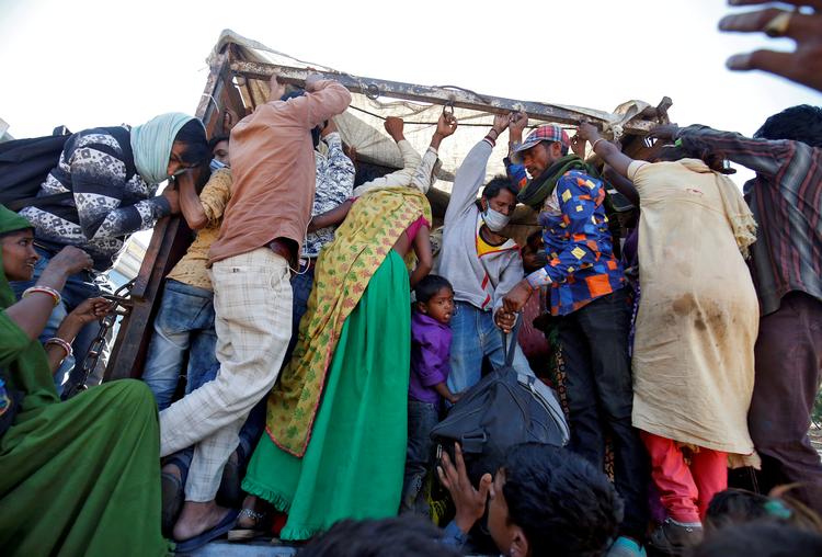 Der er ikke plads til social distancering, når tusinder af indiske migrantarbejdere og deres familier forsøger at komme hjem, efter at de er blevet hjemløse og arbejdsløse på grund af udgangsforbud. Foto: Amit Dave/Ritzau Scanpix