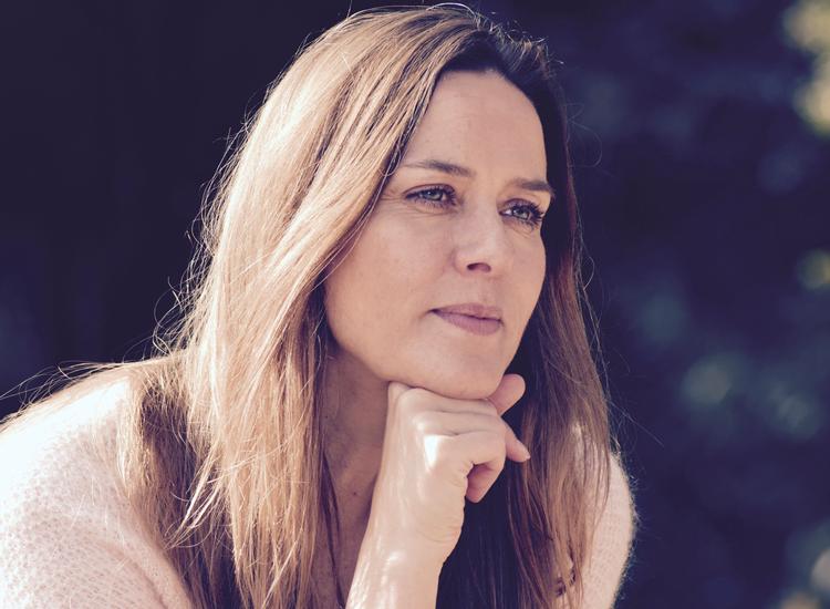 Direktør og chefredaktør på Radio Loud Ann Lykke Davidsen har under navnet Annpannspand givet sin egen podcast 'Sceneløs' topkarakter på iTunes og kaldt den en 'vild oplevelse'. 