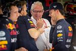  Helmut Marko (i hvid skjorte) taler med Pierre Gasly (th.), da franskmanden stadig var inde i varmen hos Red Bull.   Foto: Jan Sommer