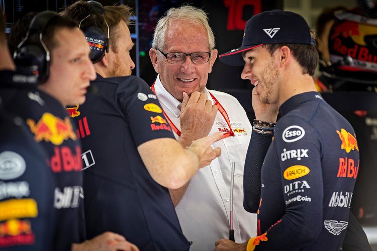  Helmut Marko (i hvid skjorte) taler med Pierre Gasly (th.), da franskmanden stadig var inde i varmen hos Red Bull.   Foto: Jan Sommer