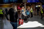 Hos Rikke Rosenmeier var glæden stor ved genforeningen med sin datter Mikkeline Rosenmeier i Kastrup Lufthavn. Foto: Jacob Ehrbahn/POLFOTO