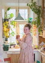 Livsglæde og livskraft blomstrer i forfatter, blogger og foredragsholder Persille Ingerslevs lille køkken. Her planter hun madrester i potter, som vokser op igen og bliver til ny mad. Foto: Kira Dinesen