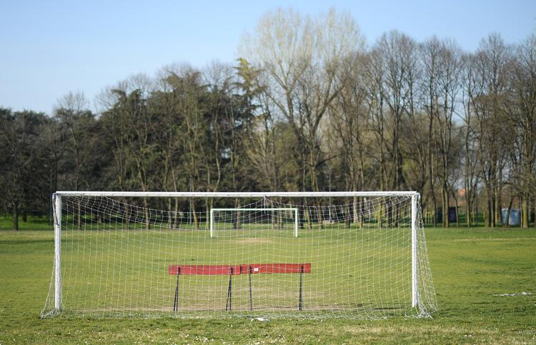 Noget tyder på, at der slet ikke var nogen spillere på banen, selv om der blev indrapporteret resultater fra ukrainske venskabskampe på lavt niveau. Såkaldte spøgelseskampe kan sikre matchfixere formuer, og i sidste uge udbød Danske Spil væddemål på opgørene fra Ukraine. Den tomme bane her er dog fra Italien. Foto: Daniele Mascolo/Ritzau Scanpix