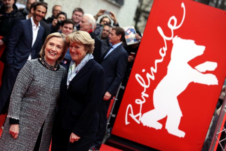 Her optræder den tyske kulturminister Monika Grütters sammen med Hillary Clinton.  Foto: Fabrizio Bensch/Ritzau Scanpix