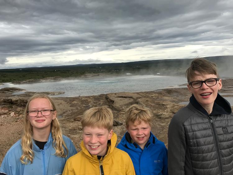 De fire børn i den islandske familie har de sidste uger gået i skole på skift. Fra venstre er Dýrleif Lára, 13 år, 7. klasse, Vésteinn, 10 år, 4. klasse, Daníel Ernir, 9 år, 3. klasse og Leifur Steinn, 15 år, 9. klasse. Foto: Privatfoto