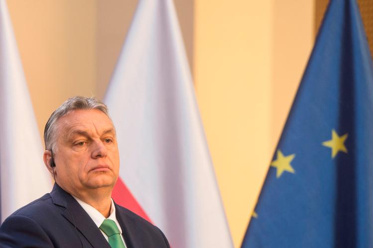 Viktor Orban har i sine 10 år på magten brugt forskellige kriser til at koncentrere magten hos sig selv og regeringen. Men den ungarske befolkning ser stadig ikke ud til at gøre store protester.  Foto: Michal Cizek/Ritzau Scanpix