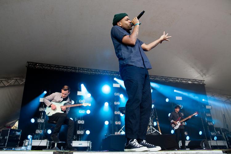 Hans Philip optræder her på Heartland Festival på Egeskov Slot. Regeringen har forlænget den ordning, som skal hjælpe spillesteder  og festivaler, så nu kan Heartland Festival også får hjælp, hvis de vælger at aflyse.   Foto: Thomas Borberg/POLFOTO