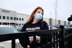 Amazonansatte i New York nedlagde arbejdet mandag i protest mod manglende beskyttelse mod corona og med krav om blandt andet et faretillæg. Aktionerne fortsatte tirsdag.  Foto: Spencer Platt/Ritzau Scanpix