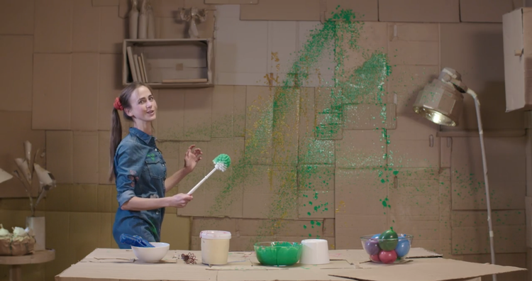 Trænger I til et afbræk fra hjemmeskolingen, kan I sætte børnene til at se de her videoer, hvor Museum Jorn i samarbejde med Jacinta fra Ramasjang inspirerer til nemme og kreative kunstprojekter. Foto fra video Museum Jorn © Donation Jorn, Silkeborg