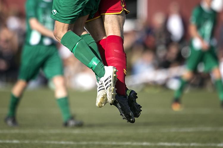 Hyggefodbold er skabt til at forene. Som her på billedet. hvor Christiania Sports Club spiller fodbold mod Politiets Idrætsforening. Men en udtørret spilleudbud har medført forsøg på matchfixing og dødstrusler i forbindelse med svenske amatørklubbers træningskampe. Foto: Ivan Boll/POLFOTO