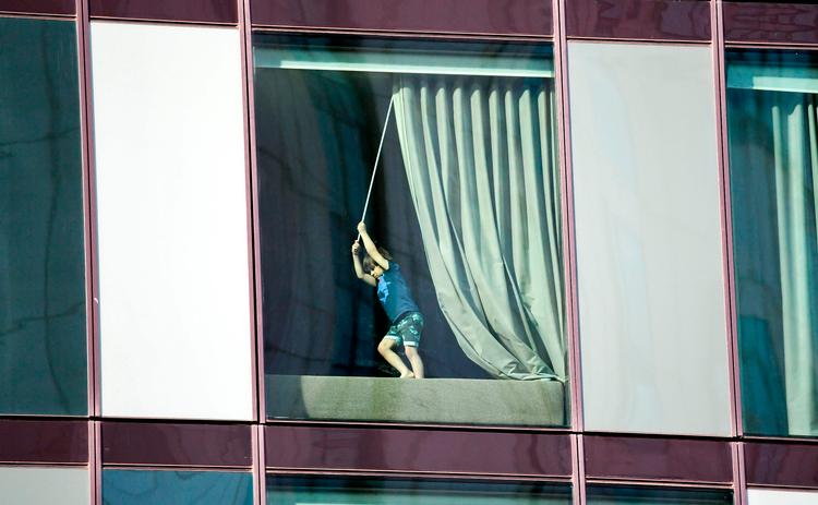 WHO kritiserer Danmarks strategi for hjemmeisolation, for ifølge dem er en total isolation nødvendig i forhold til at stoppe coronasmitten. Ordførere søger nu svar fra sundhedsministeren. Foto: William West/Ritzau Scanpix